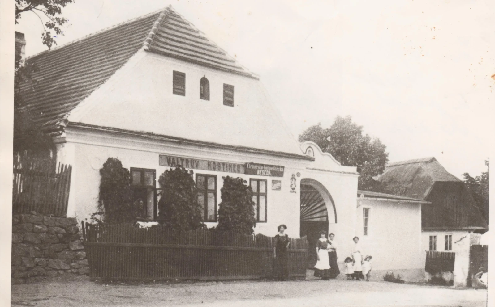 Hostinec u Walterů kolem roku 1913, kdy se točí Štěnovické pivo a hosté hojně využívají místní ubytování