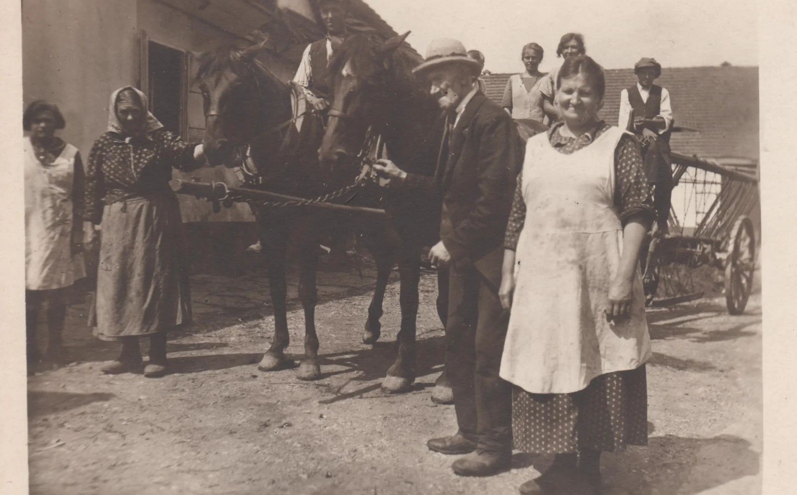 Jan Walter chystá koně na pole, po levé ruce snacha Alžběta a na voze vnuci Jan a Josef.