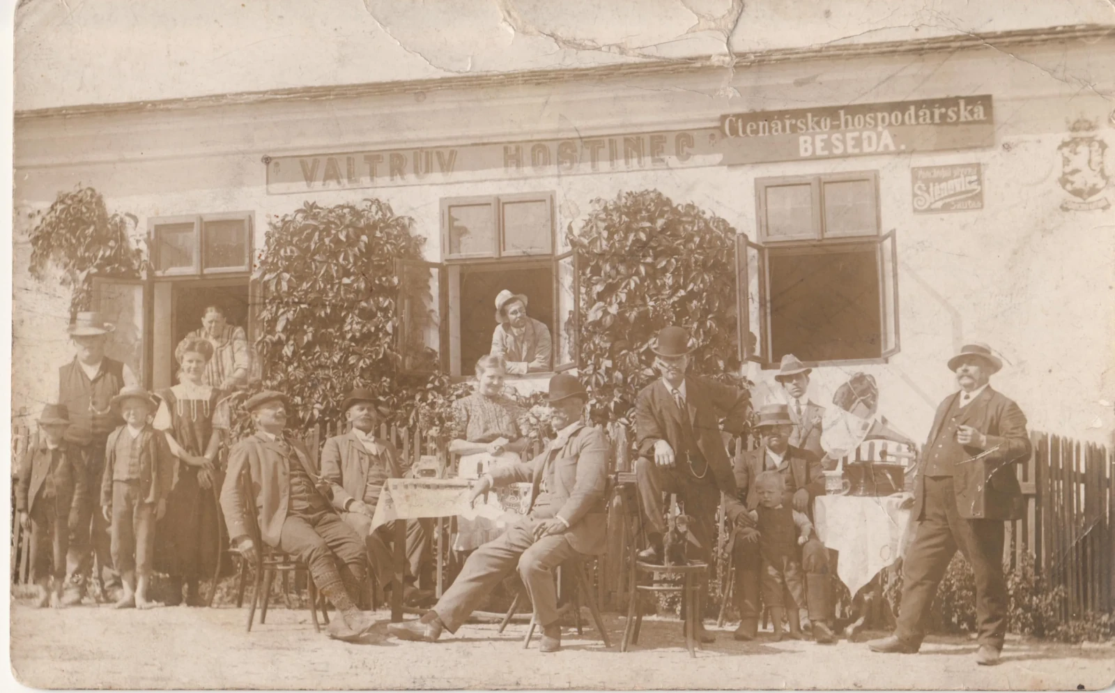 Příjemné posezení kolem roku 1910, kdy Josef Walter (noha na židli) se svou chotí Alžbětou (uprostřed za stolem) hostí své zákazníky.